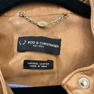 Gorgeous natural leather jacket. Zipper closure and zipper pockets.